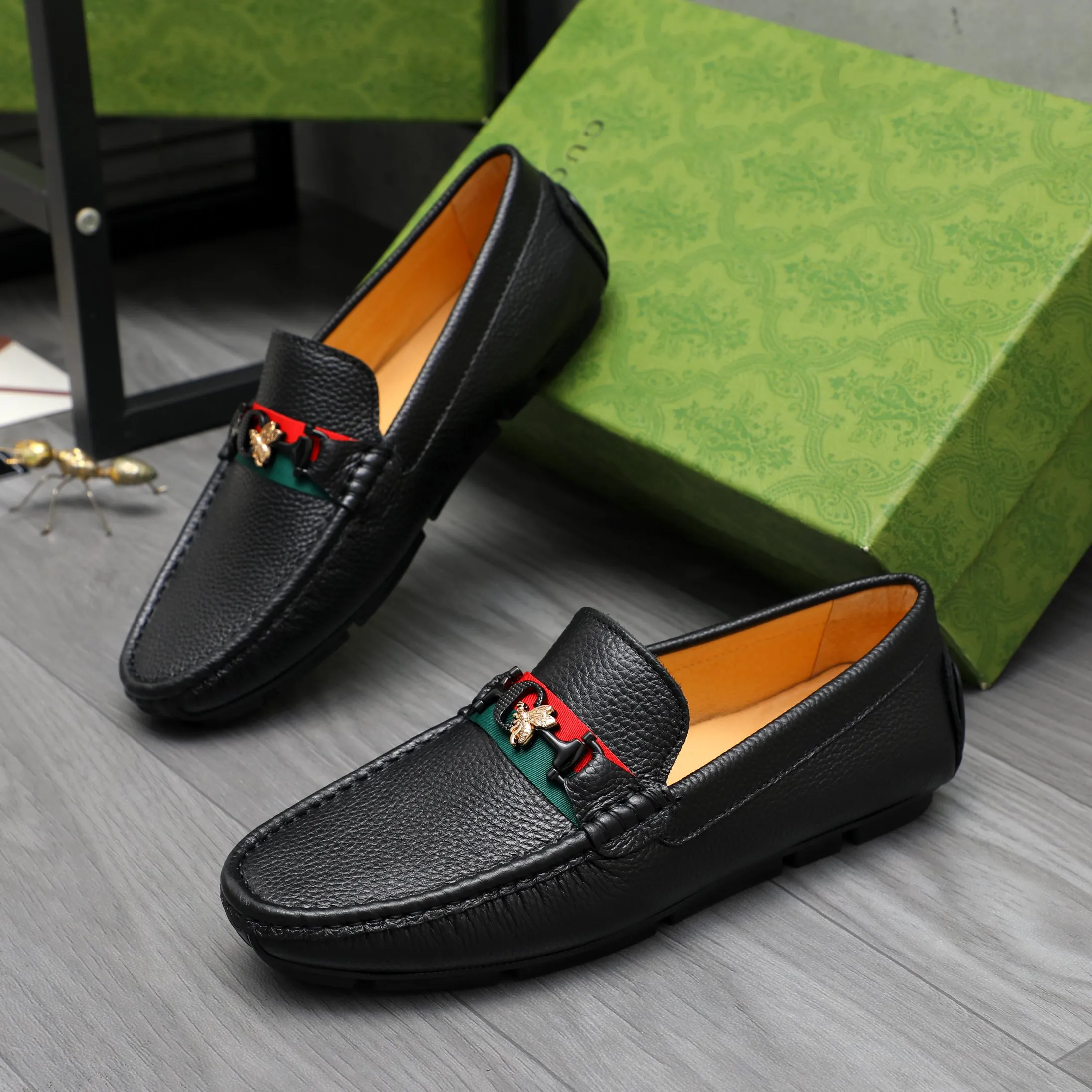 Men's shoes 💰360 Product trademark: GUCCI "Gucci" casual slip-on men's shoes Regular size: 38-45 Product materials: Selected pebbled cowhide upper, pigskin lining, rubber outsole